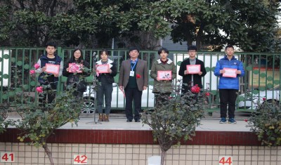 我校为“朗声杯”经典课文诵读大赛的获奖选手颁奖