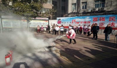 我校对后勤工作人员进行消防安全培训