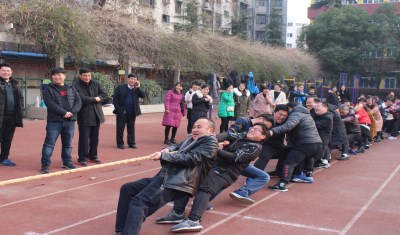 市实验高中举行“迎三八”拔河比赛