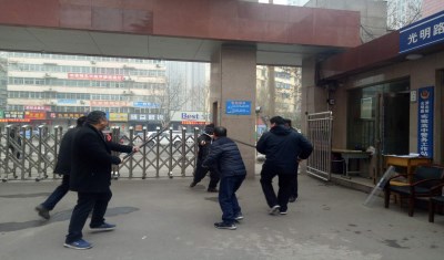 我校举行防暴安全演练