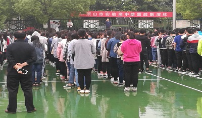 我校举行防震疏散演练
