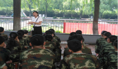 让教育在训练场上闪光——我校学科教师赴军训基地开展衔接教育