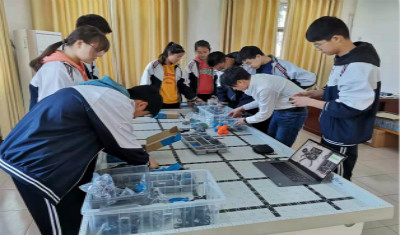 平顶山市实验高中团委组织开展VEX机器人赛前培训活动