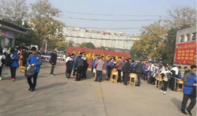 我校进一步加强学生入校违禁品搜查