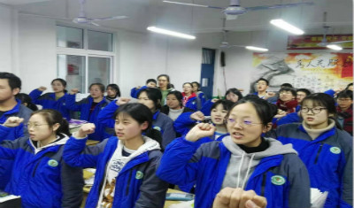 我校举行礼赞宪法活动