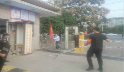 市实验高中举行防暴安全演练