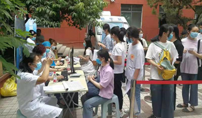 新华区卫健委为市实验高中高三学生接种新冠疫苗