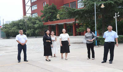 市文明委张瑛辉一行莅临市实验高中检查全国文明校园先进学校创建工作