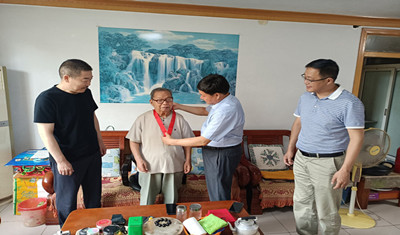 市实验高中慰问“光荣在党50年” 退休老党员
