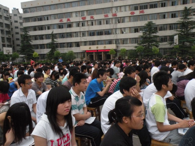 市实验高中隆重举行2010届毕业典礼(图文)