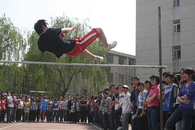 平顶山市实验高中召开2010年春季运动会