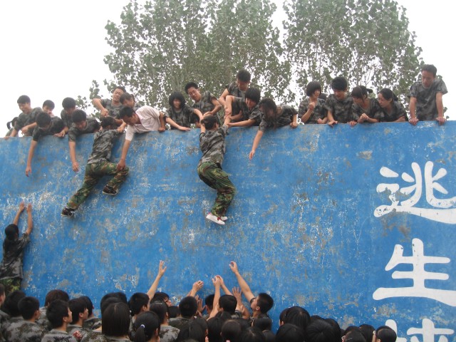 青春在训练场上闪光——记市实验高中2010级学生军训