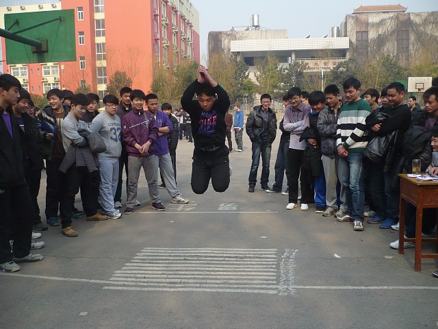 励志拼搏 青春飞扬——记市实验高中高三年级达标运动会