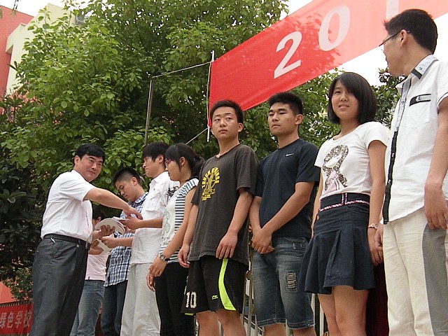 王国祥校长问优秀毕业生颁奖.jpg