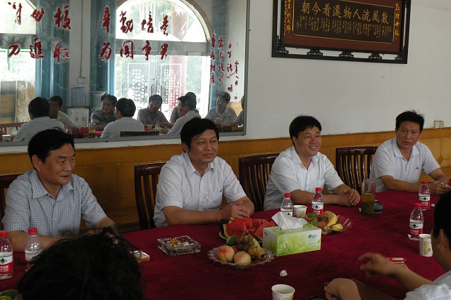 市教育局副局长鲁文新到叶县二高调研市实验高中支教工作