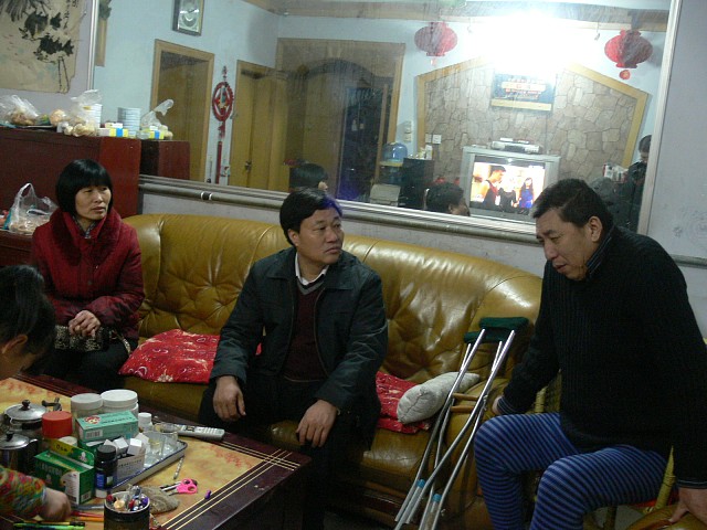 鲁文彬书记慰问高长林老师.jpg