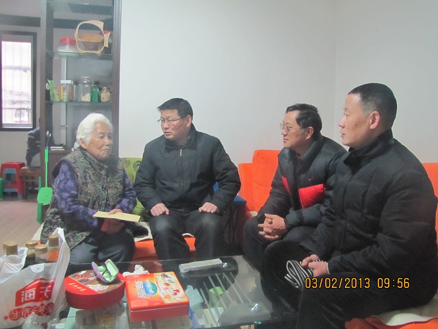 杨全军副校长慰问老领导.jpg