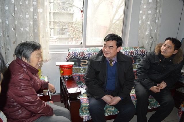 王国祥校长慰问原宋晓华书记.jpg