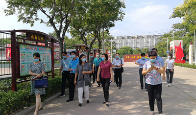 市教体局党组成员副局长苏红英检查 市实验高中防疫防汛工作
