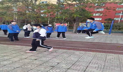 市实验高中举办学生跳大绳比赛