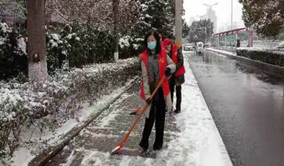 平顶山市实验高中积极开展“清扫冰雪，寒冬送暖”文明实践志愿服务活动