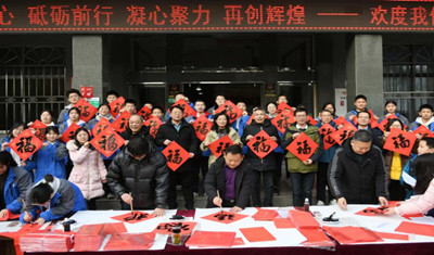 龙飞凤舞迎新春 翰墨飘香润成长——市实验高中开展书法进校园活动