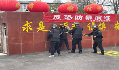 市实验高中举行反恐防暴演练活动